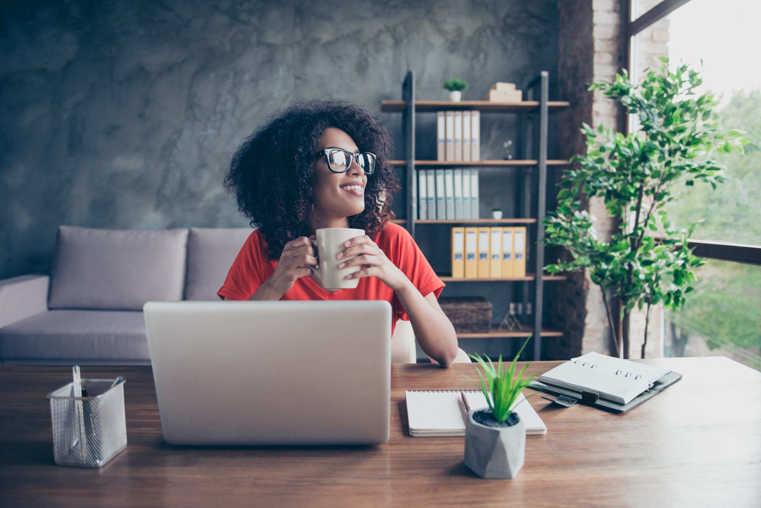 Page Perfil Inversionistas imagen de Portrait Of Dreamy Lovely Accountant Sitting At Desk In Modern O
