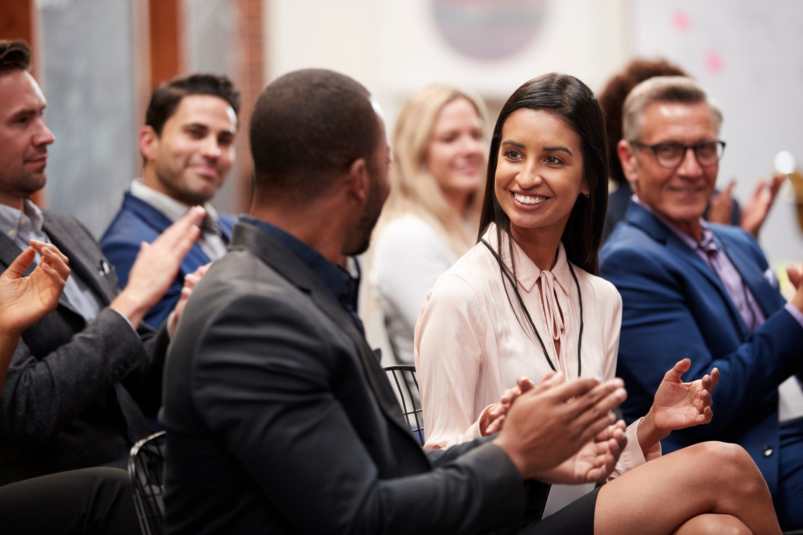 Page Perfil Inversionistas imagen de Group Of Businessmen And Businesswomen Applauding Presentation At Conference