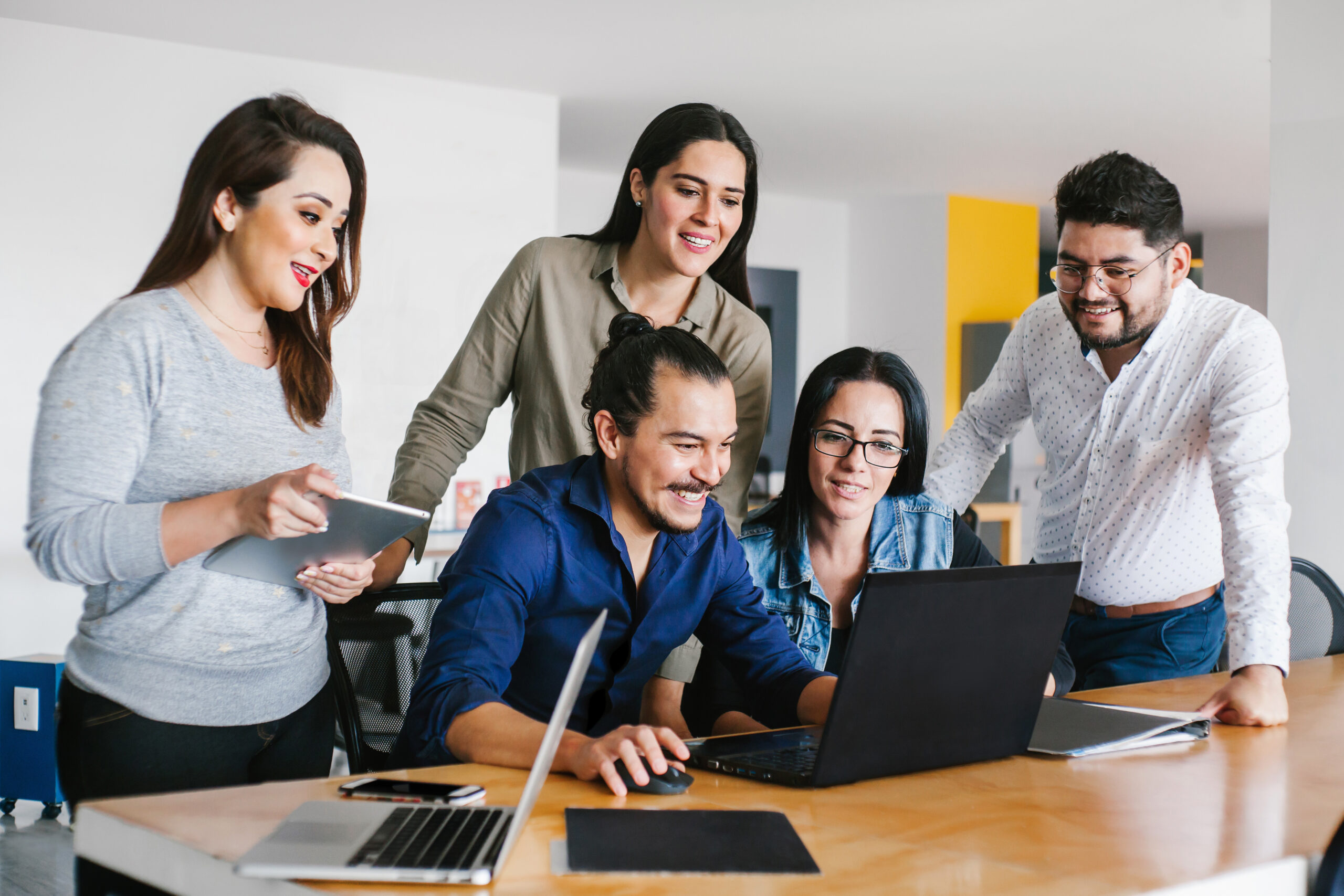 Page Perfil Quiénes somos imagen de Group Of Latin Business People Working Together As A Teamwork Wh